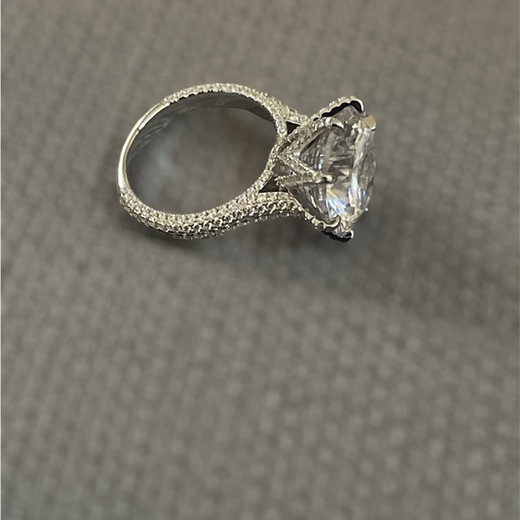 10 Carat Cubic zirconia | Sterling Silver | Size 7 | Statement Jewelry - Picture 3 of 3